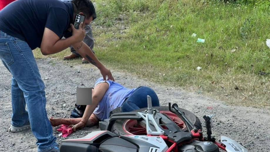 Joven de 24 años sufre graves lesiones faciales tras accidente de motocicleta en carretera de Veracruz