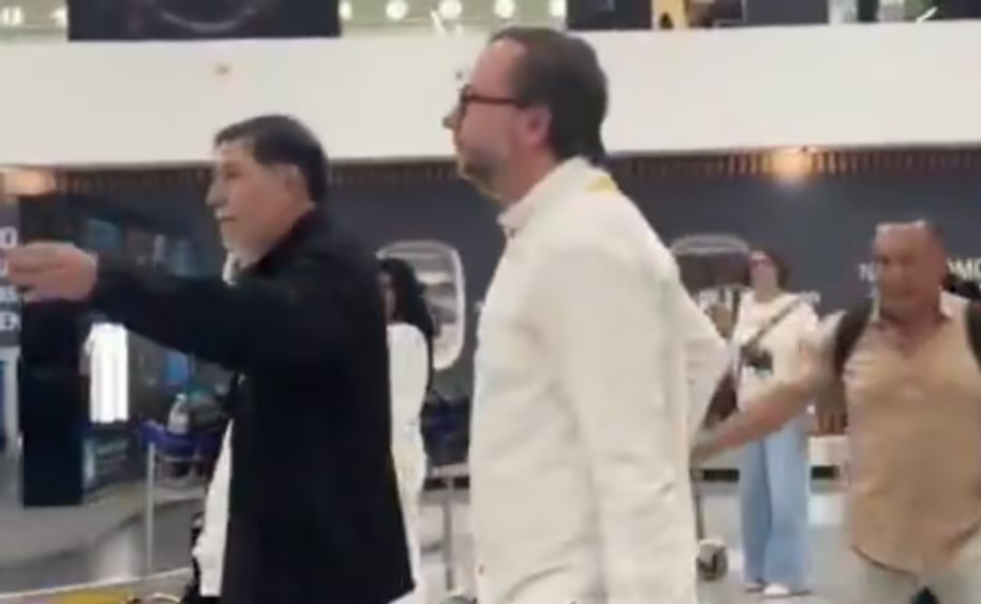 Gritos de protesta contra el senador Gerardo Fernández Noroña en el Aeropuerto de la Ciudad de México